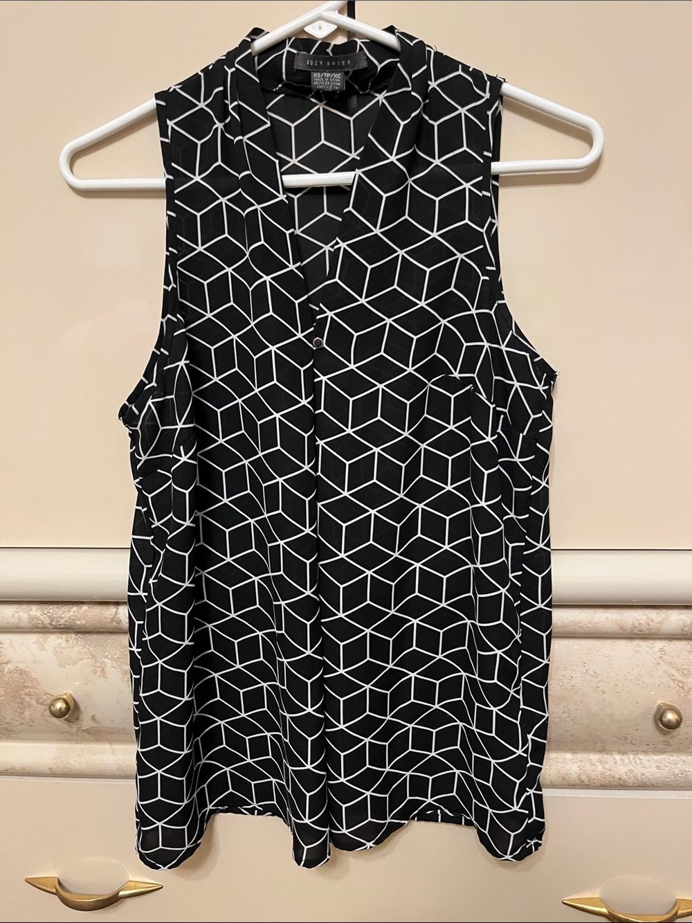 Black & White Geometric V-Neck Sleeveless Top